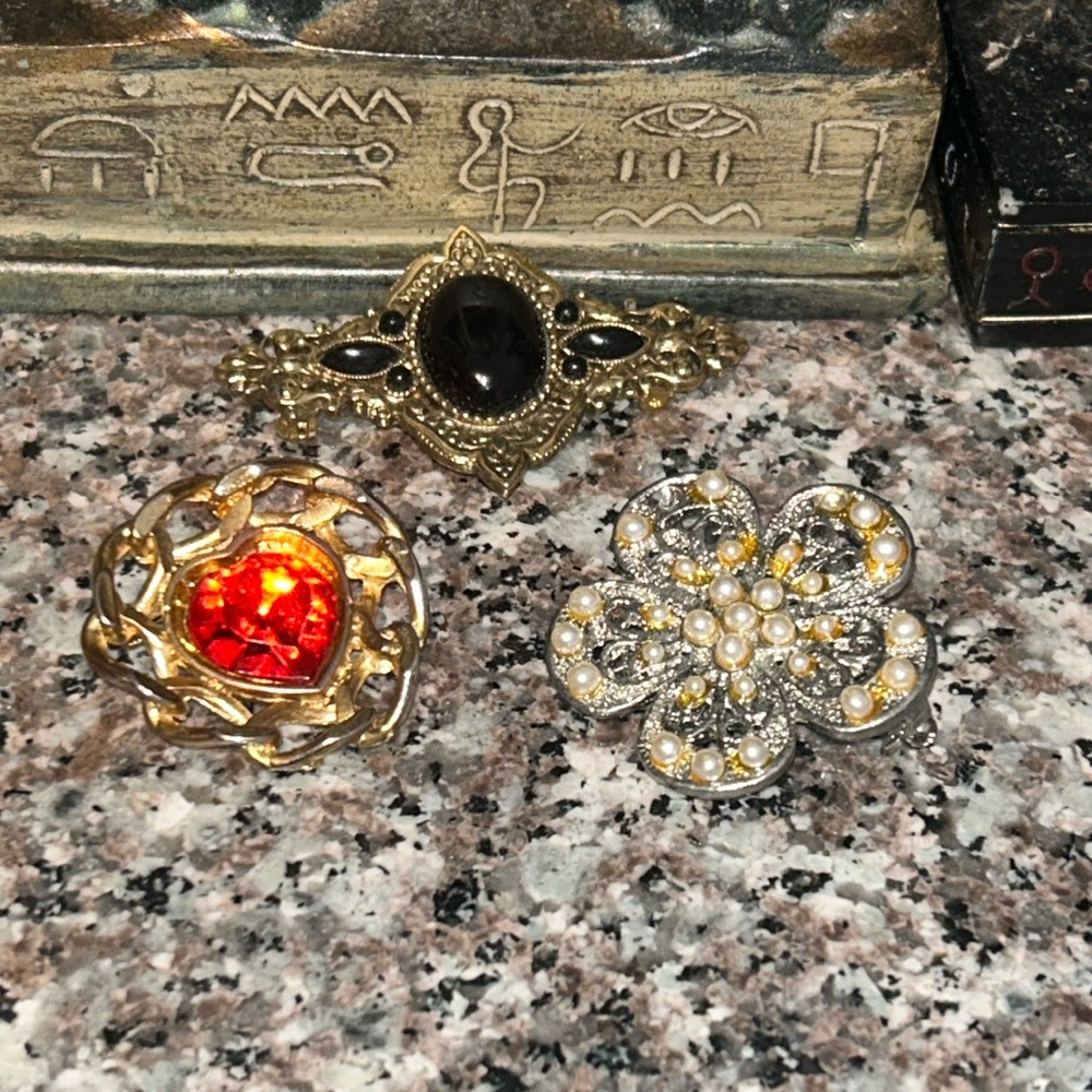 Brooch bundle - Picture 1 of 5